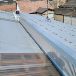 【大阪市西淀川区・工場の雨漏り修理】他社で再発した雨漏りを波板交換＋板金新設で解決｜施工事例