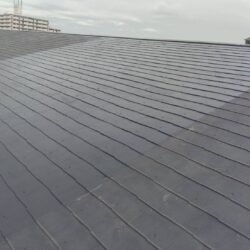 【大阪市西淀川区・マンション】予算を抑えた屋根の応急処置（コーキング＋一部塗装）｜台風後も再発なしの雨漏り修理事例