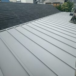 【豊中市】トタン屋根カバー工事・イタチ侵入対策工事